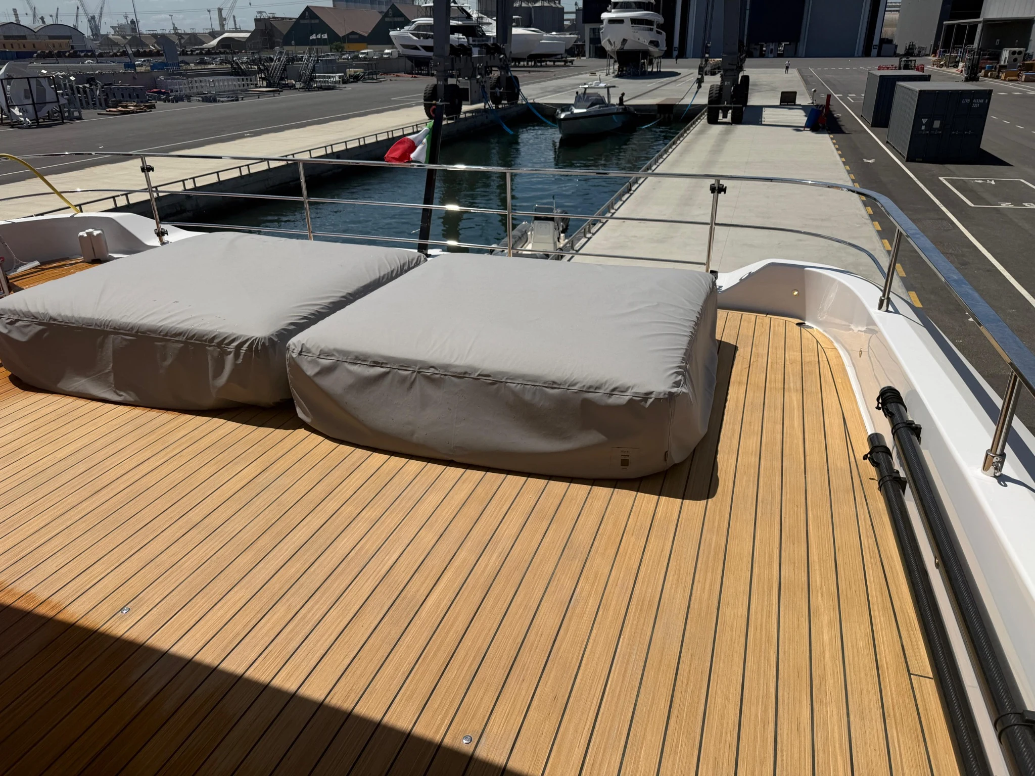 Superficie in legno e spazi esterni a prua di uno yacht
